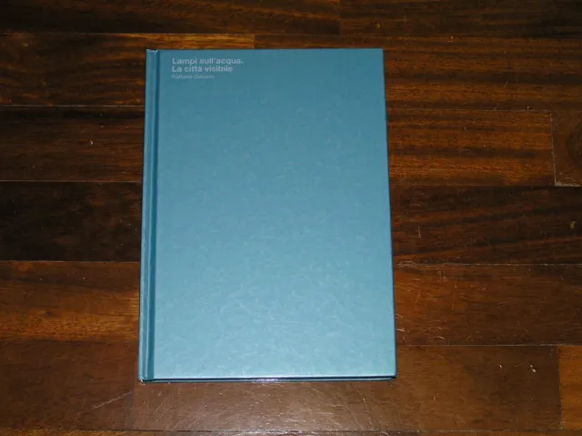 Lampi sull'acqua, la città visibile